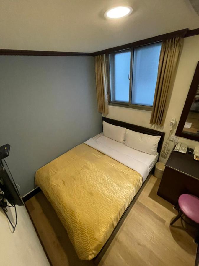 Holiday Business Hotel Taitung Exterior photo