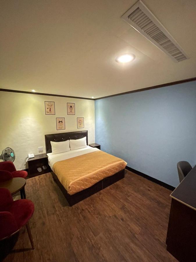 Holiday Business Hotel Taitung Exterior photo