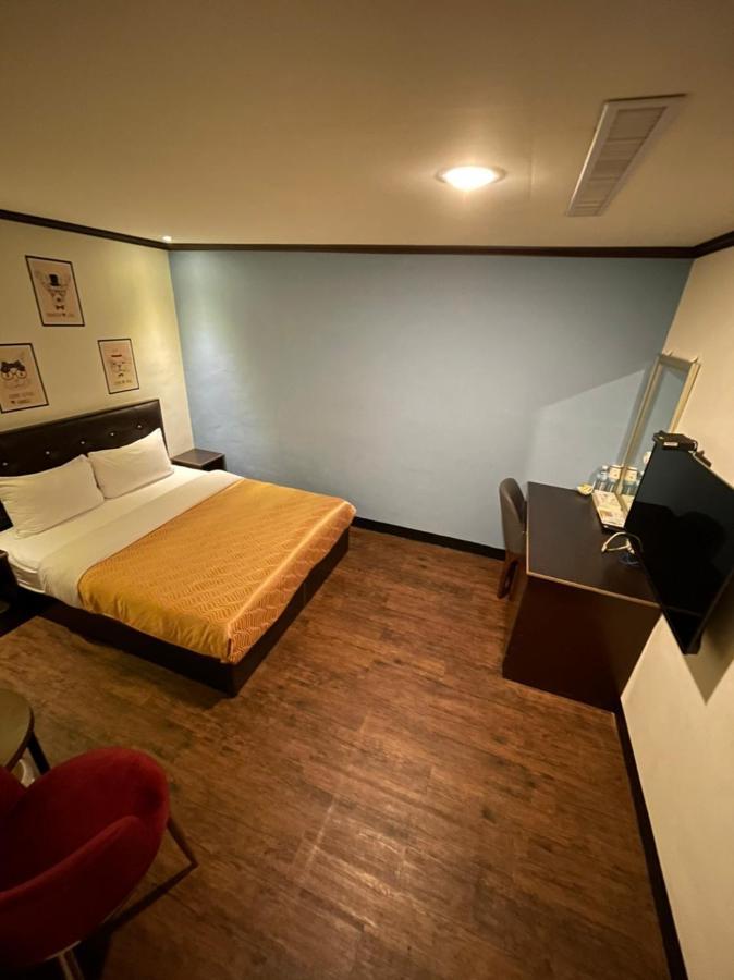 Holiday Business Hotel Taitung Exterior photo