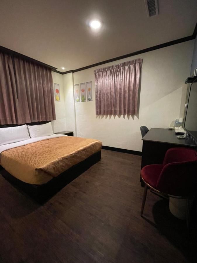 Holiday Business Hotel Taitung Exterior photo