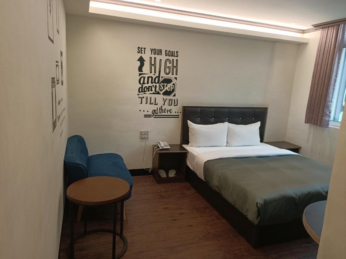 Holiday Business Hotel Taitung Exterior photo