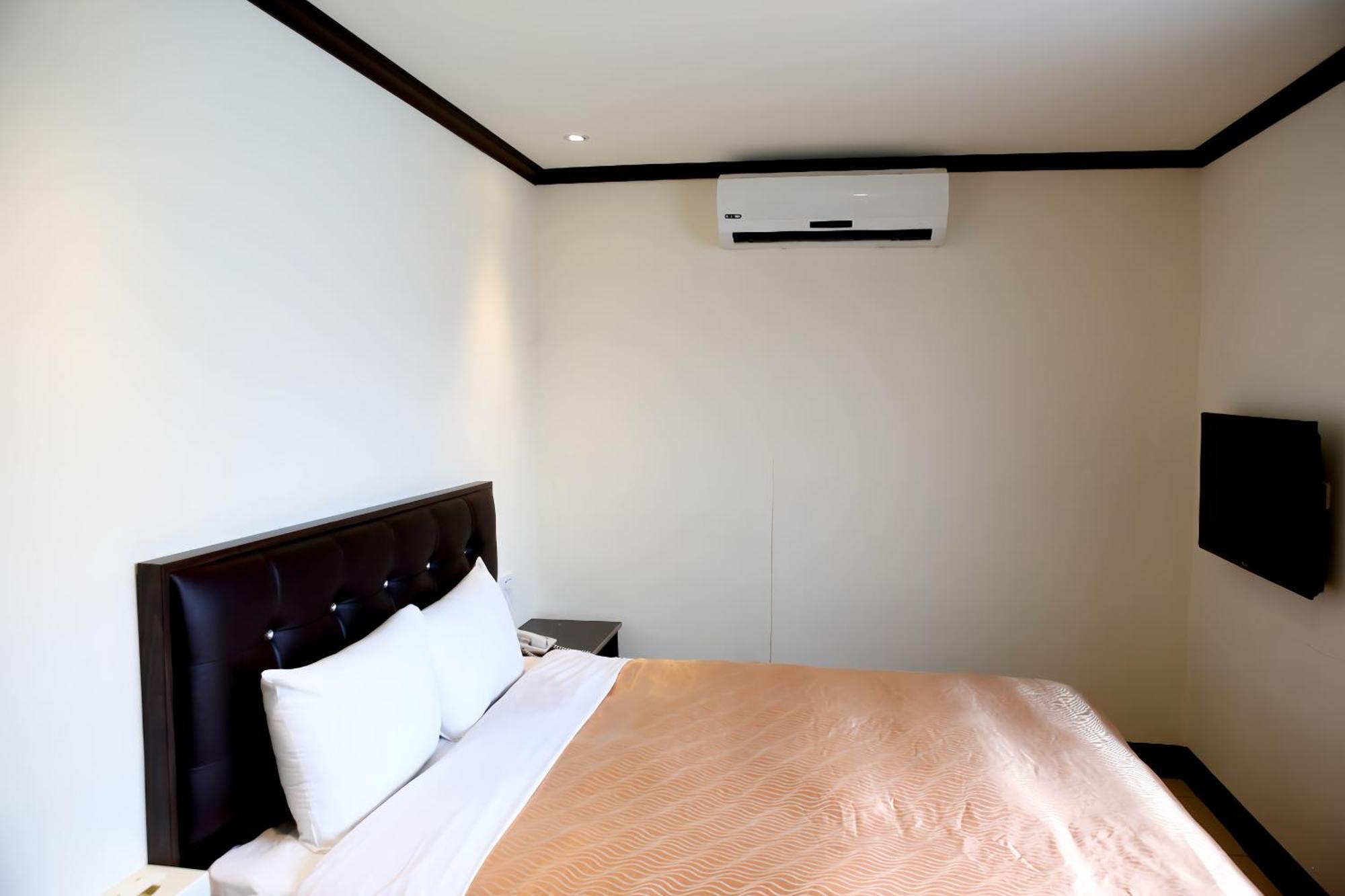 Holiday Business Hotel Taitung Exterior photo